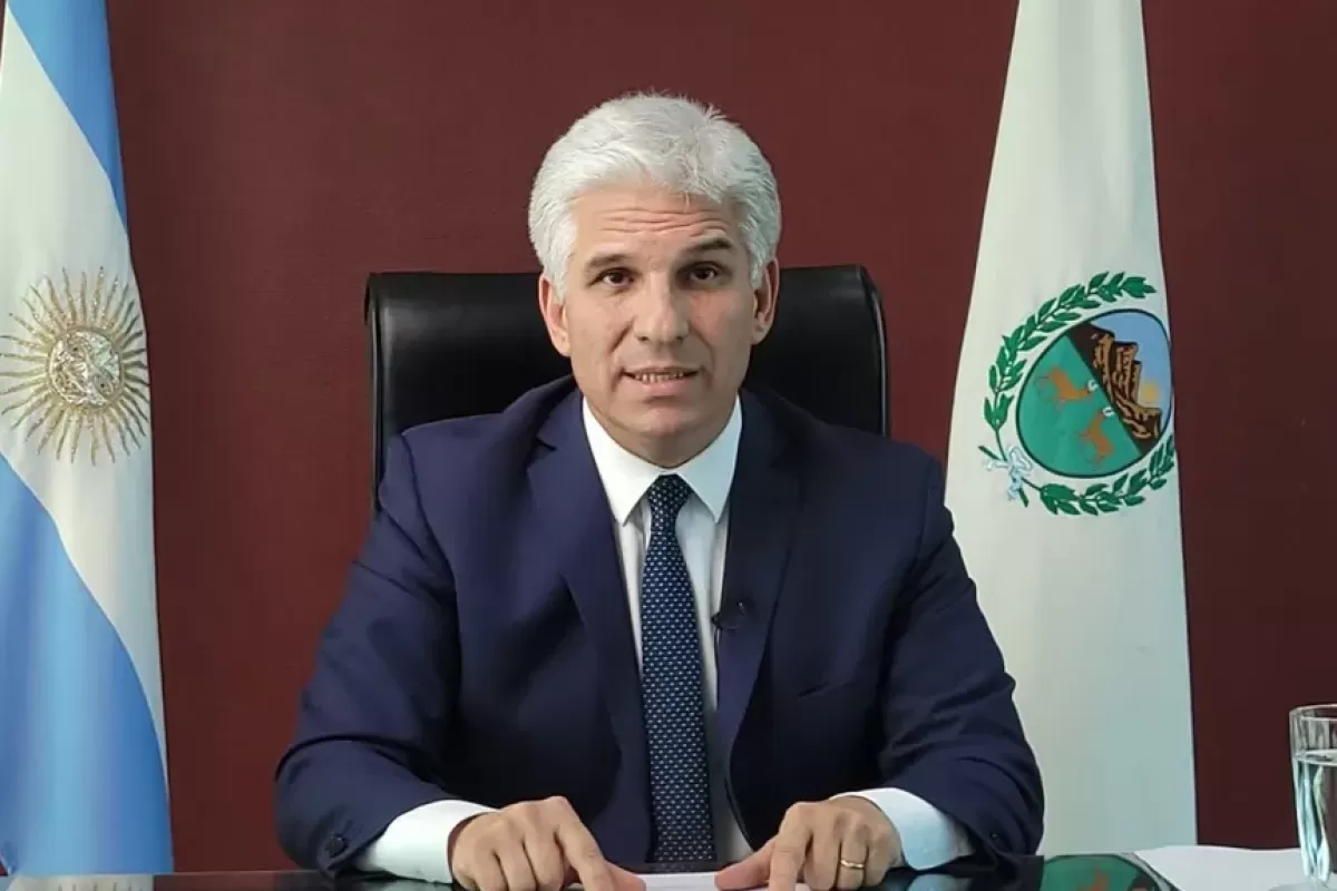 Claudio Poggi usó un avión y custodia del Estado para ver una obra con su esposa