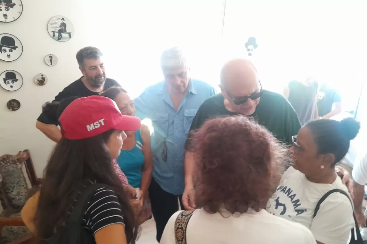 Una campa&ntilde;a popular logr&oacute; llevar a Cuba sistemas solares para sostener viviendas de familias electrodependientes