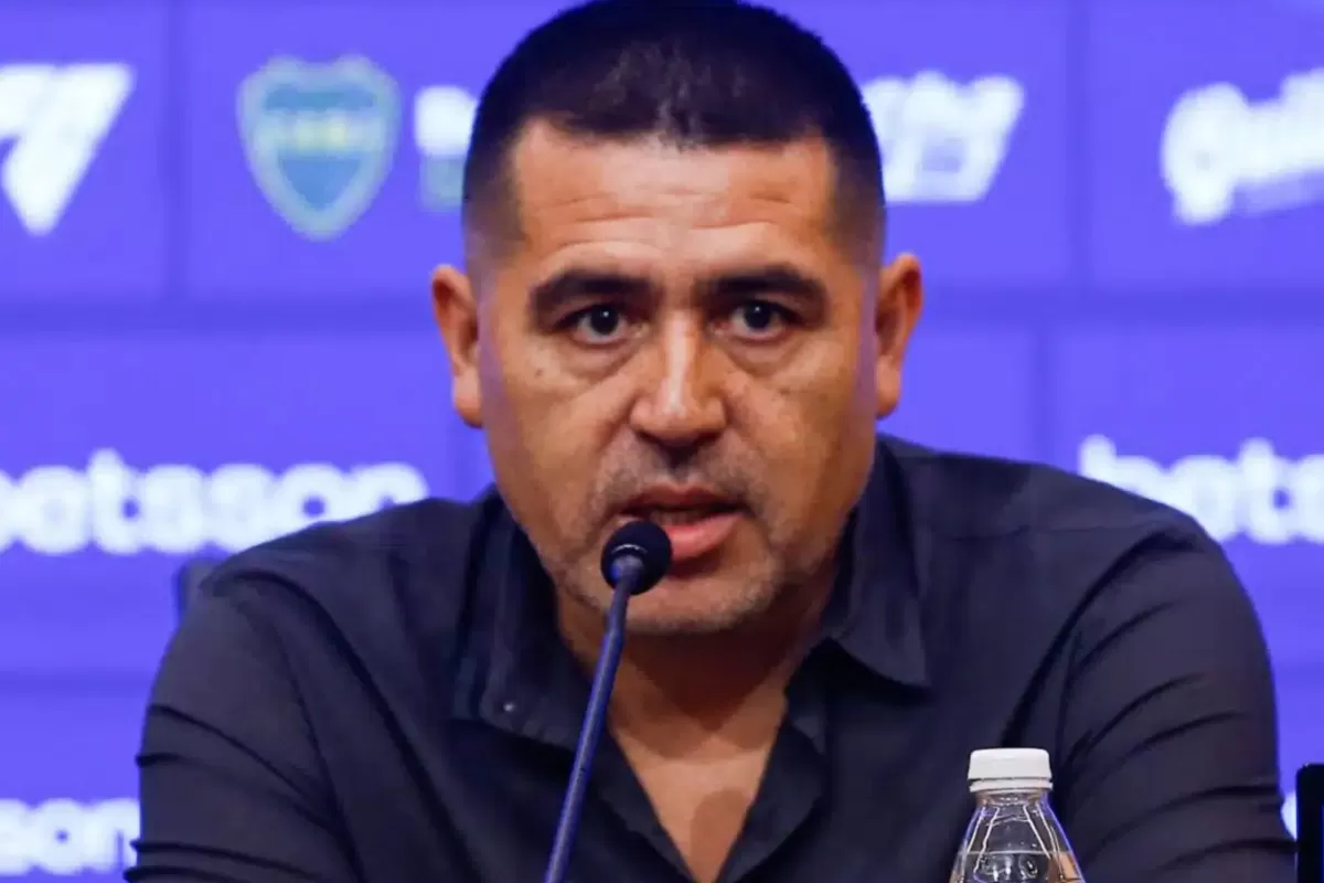 Clarín mueve las fichas: Riquelme en la mira