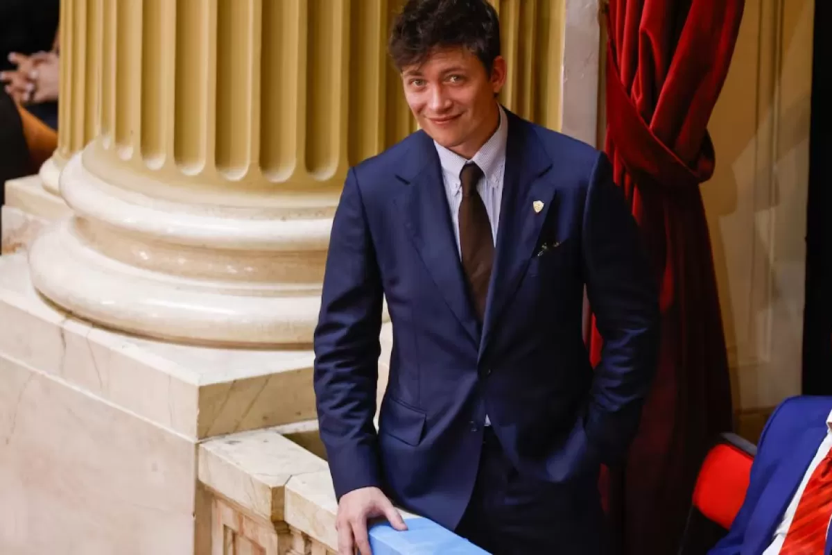 Rumores en los pasillos: Romina Manguel y su marcado interés por Santiago Caputo, asesor clave de Milei