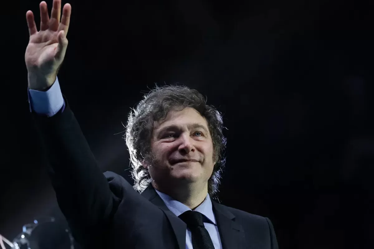 Milei exhibe un premio internacional sin aval oficial, entregado por un economista sancionado