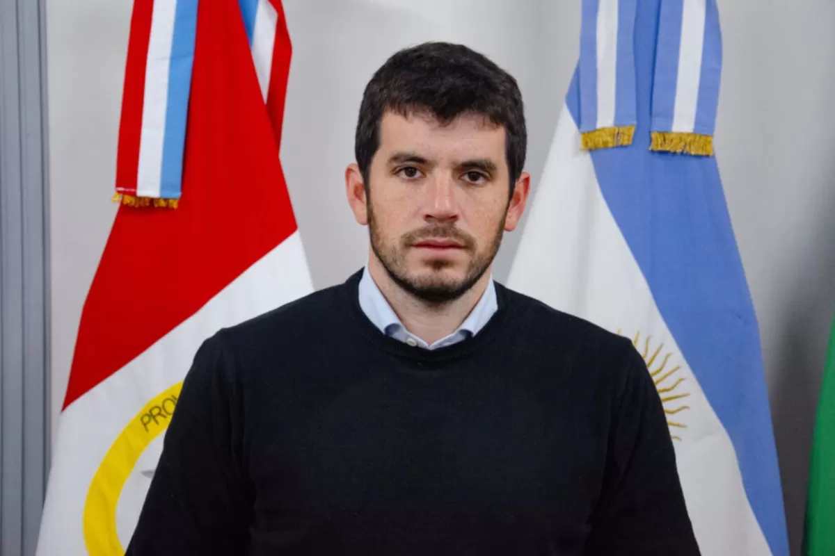 El intendente santafesino Leonel Chiarella impulsa una estrategia de equilibrio dentro de la UCR nacional mientras enfrenta cuestionamientos por su cautela