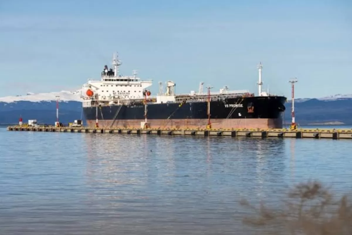 Un petrolero registrado en la Isla de Man pas&oacute; por Ushuaia y volvi&oacute; a intentar una carga de crudo en R&iacute;o Cullen