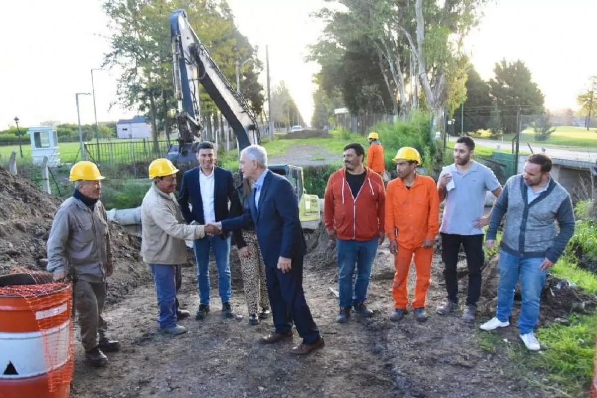 La Plata: Alak puso en marcha la pavimentación de la calle 148 en Gorina y activó el plan de obras públicas para la localidad