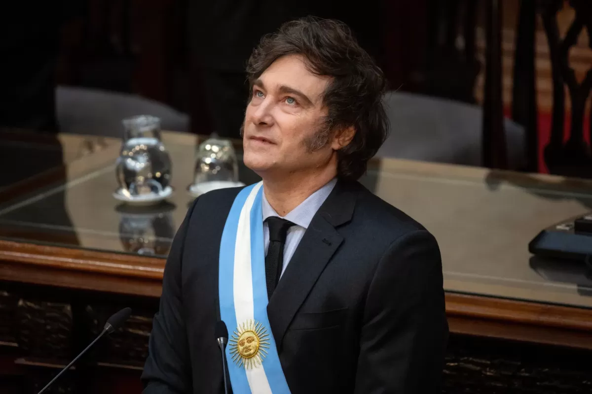 Milei se vistió de Morfeo para apoyar a Adorni mientras el país se derrumba