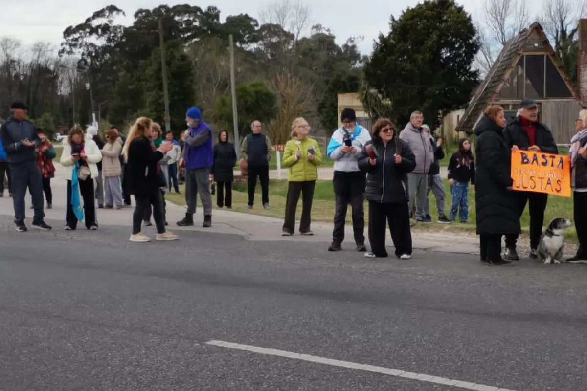 M&aacute;s de 50 vecinos protestaron en Mar Chiquita por facturas de luz de hasta 1 mill&oacute;n de pesos y apuntaron contra Arbolito