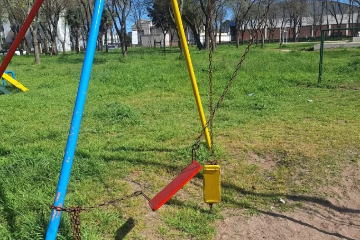 Reclamo en Aeroparque por el estado de una plaza: hamacas rotas, hierros oxidados y pastizales en Mar del Plata