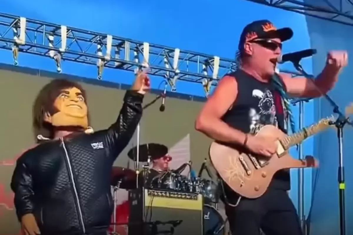 Luján fue el escenario donde La Renga redobló la burla contra Milei con un personaje que lo imitó en escena