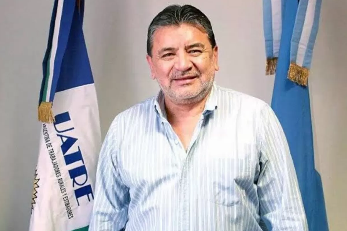 Mientras OSPRERA se hunde, UATRE protagoniz&oacute; un papel&oacute;n con camisetas que jam&aacute;s llegaron a la foto prometida