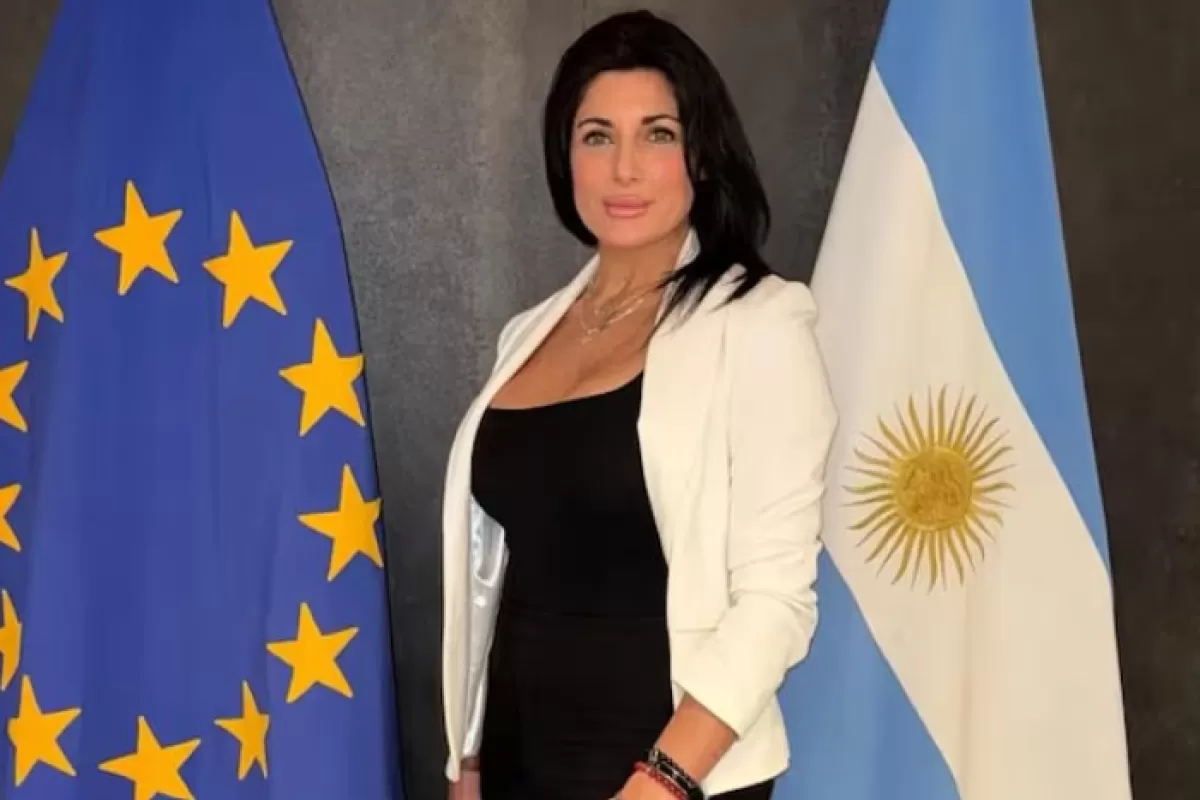 Juliana Santill&aacute;n qued&oacute; en evidencia al atribuirse una reuni&oacute;n con un embajador de un pa&iacute;s disuelto hace d&eacute;cadas