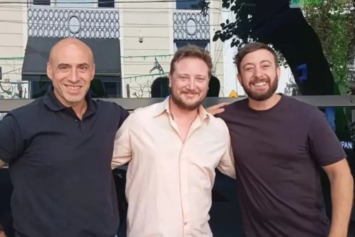 Influencer pol&iacute;tico y militante libertario enfrenta denuncias por mensajes inapropiados y episodios en actos