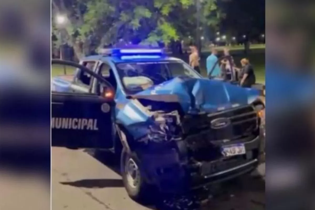 Un choque en La Plata entre un m&oacute;vil de Seguridad y un cami&oacute;n de servicios dej&oacute; a una agente fuera de peligro