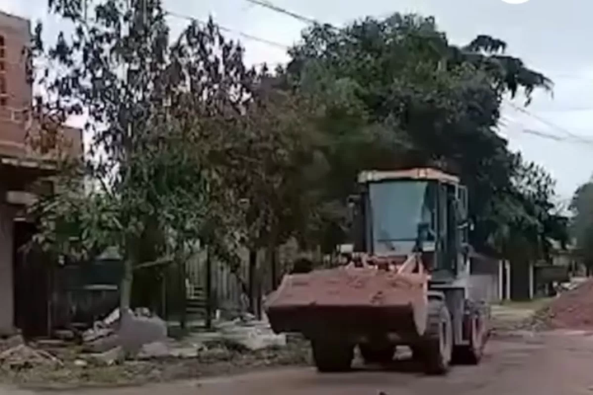 El abandono municipal obliga a habitantes de Merlo a organizarse para arreglar ellos mismos las calles