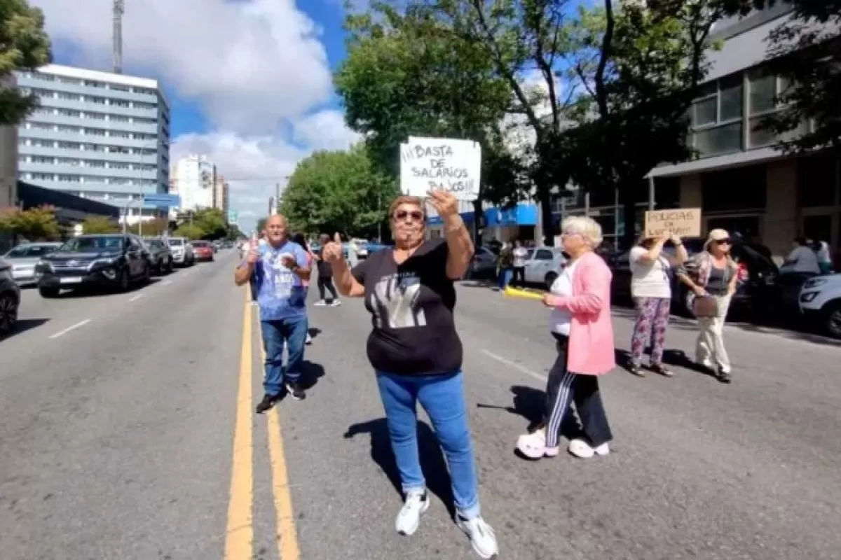 Protesta por condiciones laborales policiales en Mar del Plata incluy&oacute; acusaciones contra Fontana por presunta agresi&oacute;n a un manifestante