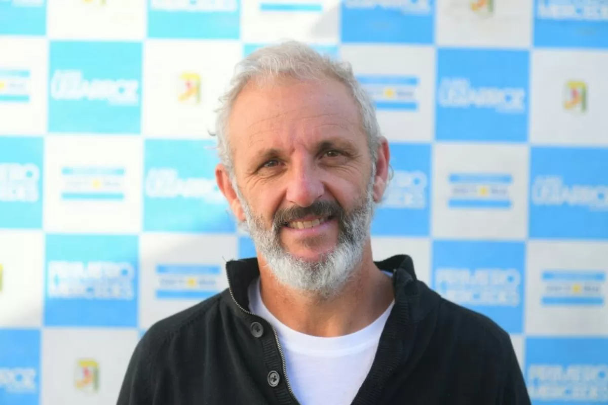 Una imagen en Mercedes muestra a Inzaurgarat conduciendo mientras beb&iacute;a y desata cuestionamientos