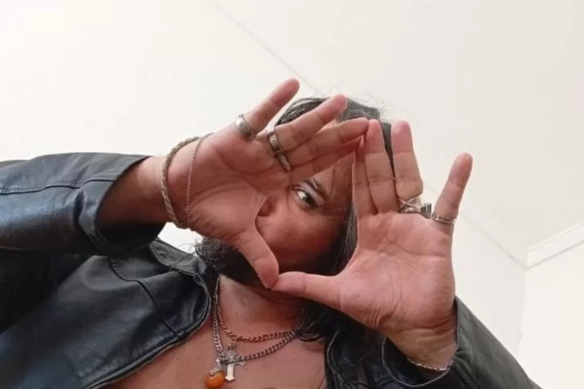 Con un canto a la Scaloneta, El B&uacute;falo explora la pasi&oacute;n argentina desde la m&uacute;sica