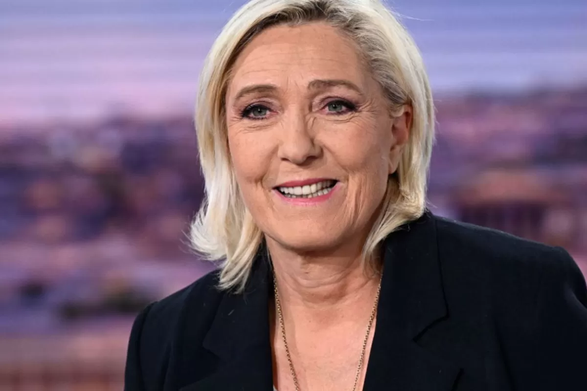 La nacionalista Marine Le Pen ordena a legisladores salir de grupos con discursos de odio