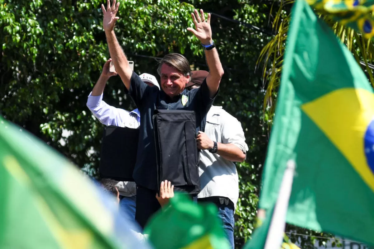 El nacionalista Bolsonaro fue hospitalizado por dolores abdominales durante rally político