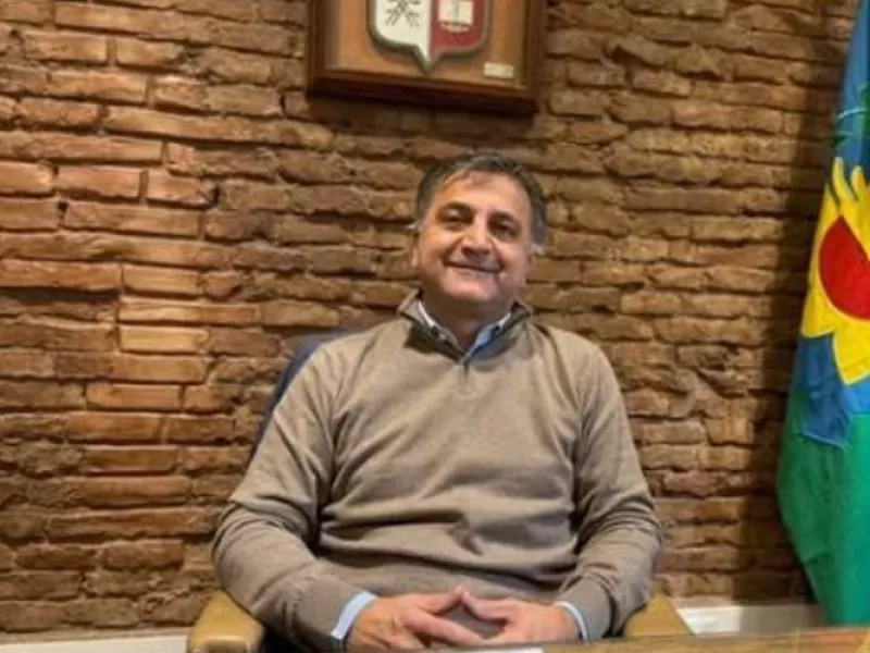 El intendente de Exaltaci&oacute;n de la Cruz acumula pedidos sin responder y un d&eacute;ficit de 2.909 millones de pesos