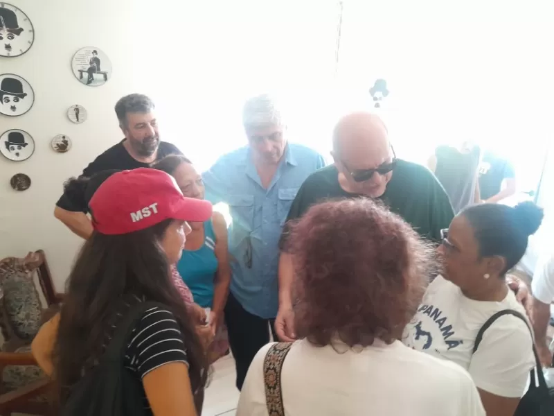 Una campa&ntilde;a popular logr&oacute; llevar a Cuba sistemas solares para sostener viviendas de familias electrodependientes