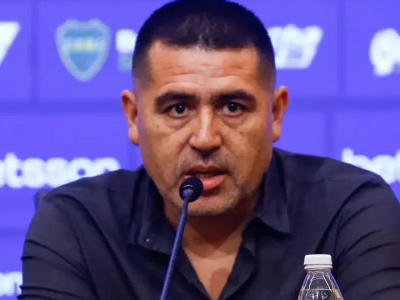 Clarín mueve las fichas: Riquelme en la mira