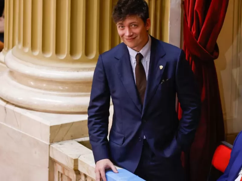 Rumores en los pasillos: Romina Manguel y su marcado interés por Santiago Caputo, asesor clave de Milei