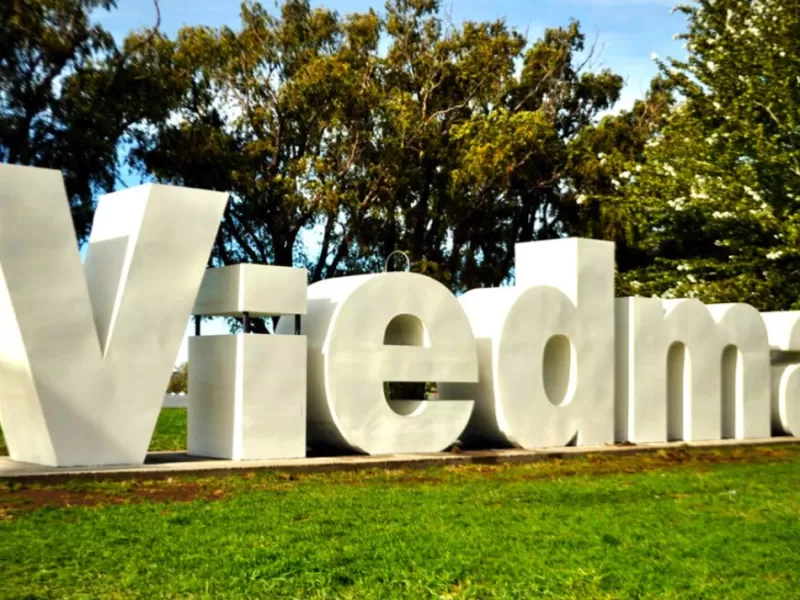 La pareja de Castro consigui&oacute; un contrato en R&iacute;o Negro y ampli&oacute; la red familiar alrededor del Estado