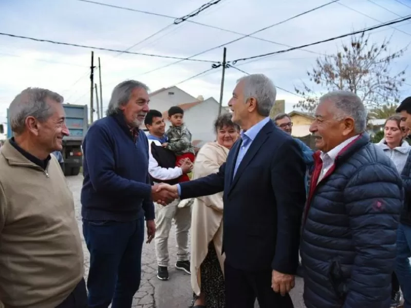 La Plata: Alak pone en marcha pavimentación, alumbrado y mejoras en Villa Castells