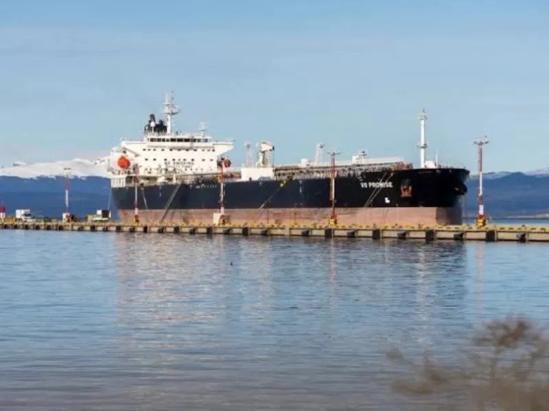 Un petrolero registrado en la Isla de Man pas&oacute; por Ushuaia y volvi&oacute; a intentar una carga de crudo en R&iacute;o Cullen