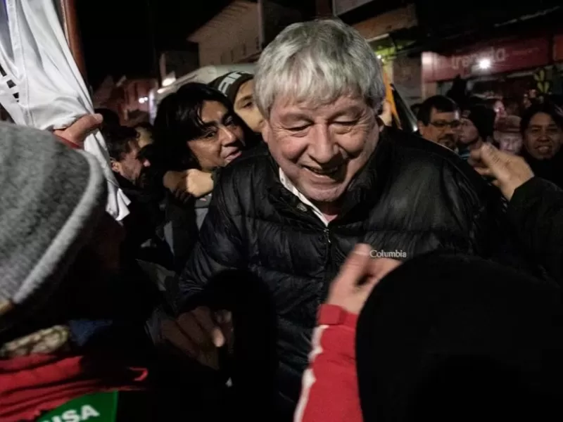 Rio Negro en llamas: Cort&eacute;s tiene trabajadores en la calle por 500 mil pesos y el Concejo sale al rescate