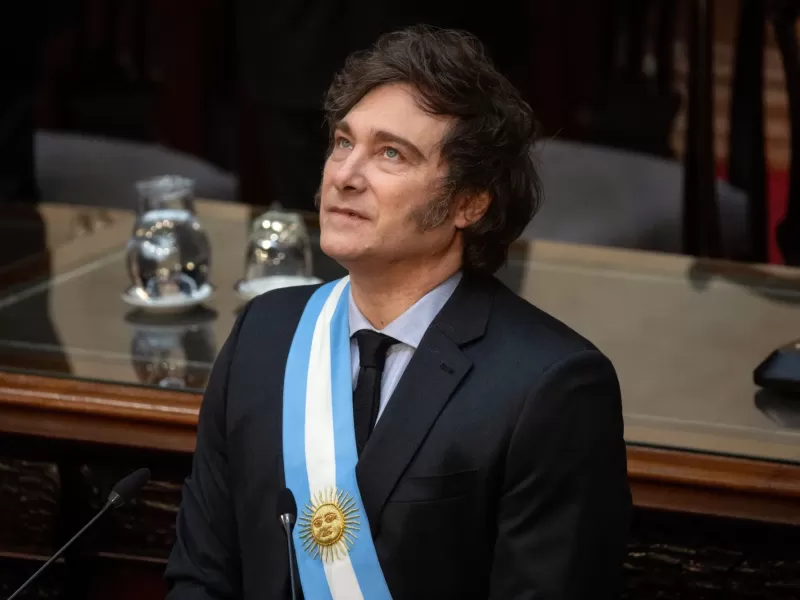 Milei se vistió de Morfeo para apoyar a Adorni mientras el país se derrumba