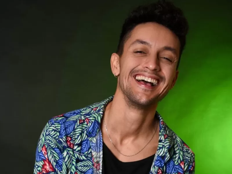 Una multitud escuch&oacute; a Lucho Arrieta durante la apertura del recital de Q&rsquo; Lokura en el Movistar Arena