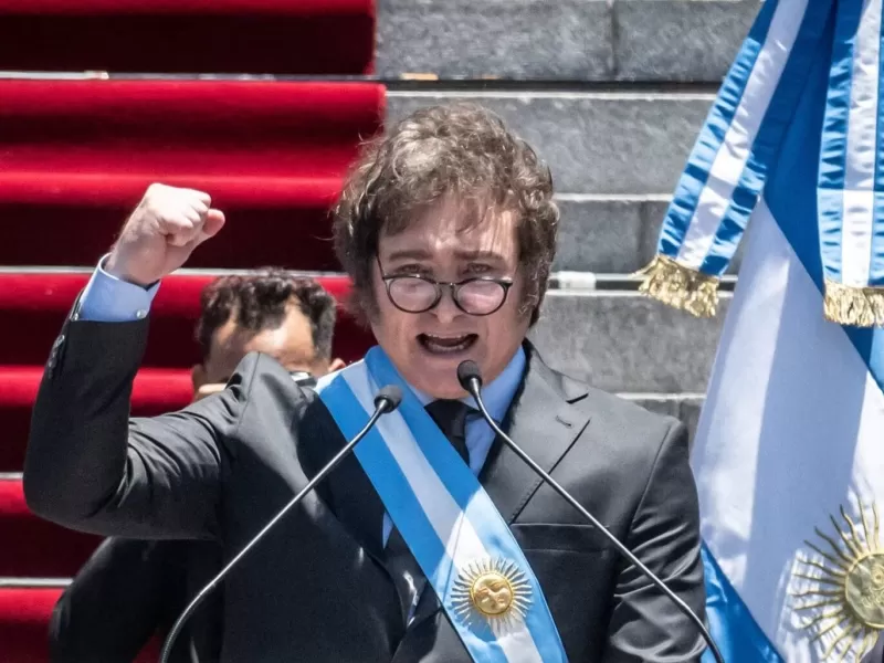 Milei contrata “ñoquis” por $4 millones mientras despide personal clave en seguridad aérea
