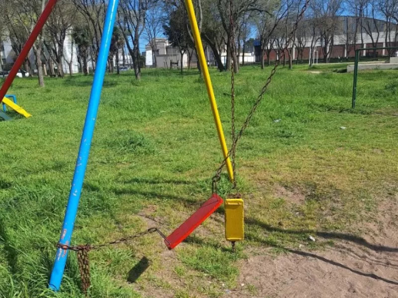 Reclamo en Aeroparque por el estado de una plaza: hamacas rotas, hierros oxidados y pastizales en Mar del Plata