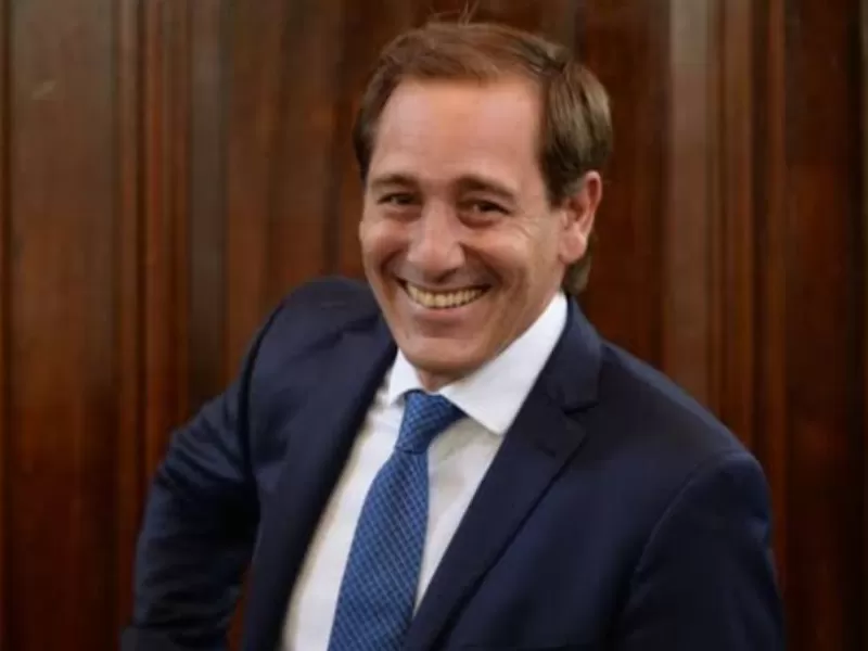 Un exfuncionario de Julio Garro apareci&oacute; como empleado de una empresa que contrataba con La Plata
