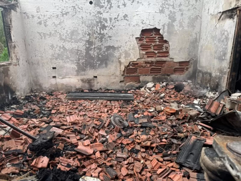Esc&aacute;ndalo en Ca&ntilde;uelas: denuncian v&iacute;nculos policiales en medio de una explosi&oacute;n y una disputa inmobiliaria