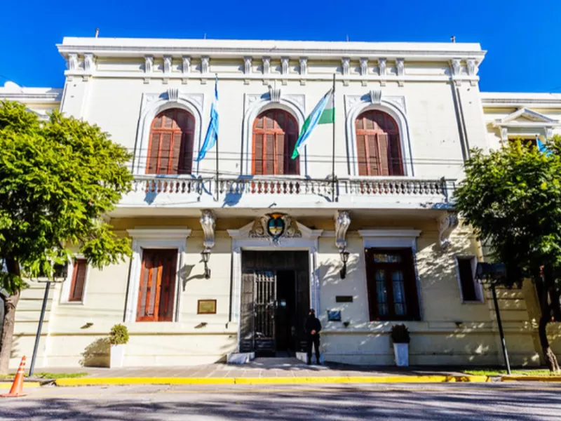 Río Negro entra en zona de riesgo financiero y la nueva deuda que impulsa Weretilneck genera tensiones