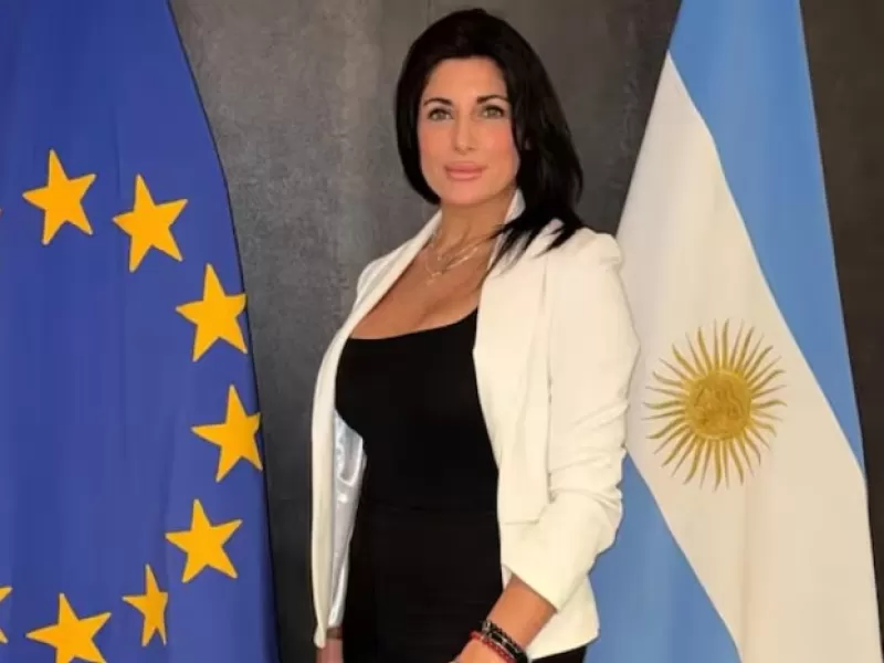 Juliana Santill&aacute;n qued&oacute; en evidencia al atribuirse una reuni&oacute;n con un embajador de un pa&iacute;s disuelto hace d&eacute;cadas