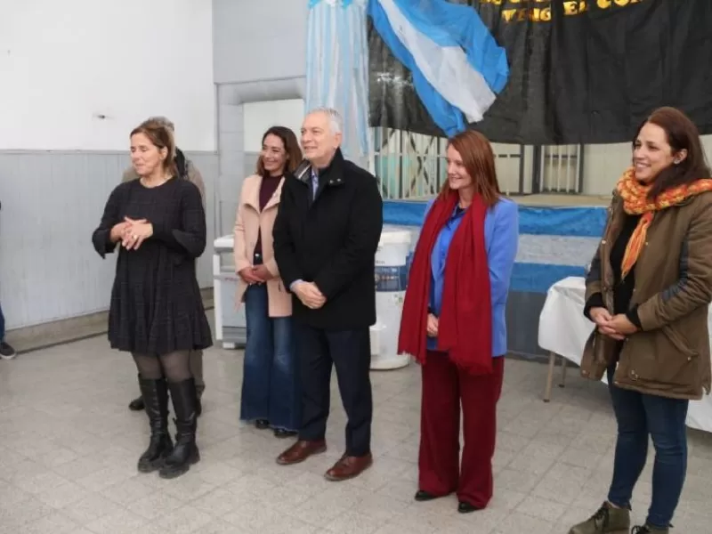La Plata: Alak encabezó la entrega de equipamiento para mejorar el servicio alimentario en 23 escuelas y jardines