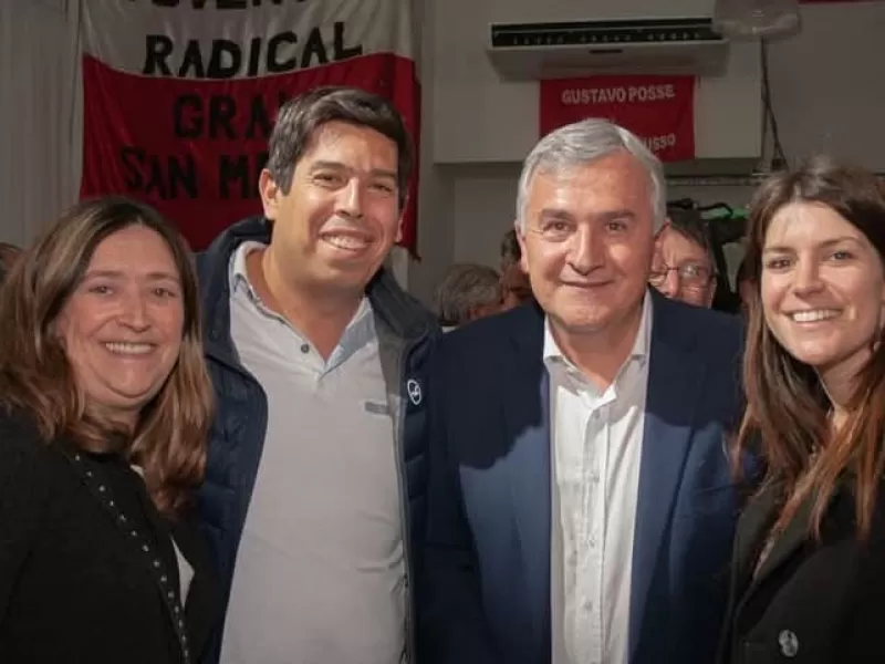 Militantes pagos, show y un velorio interrumpido: el acto libertario en Navarro que dejó más ruido que aplausos