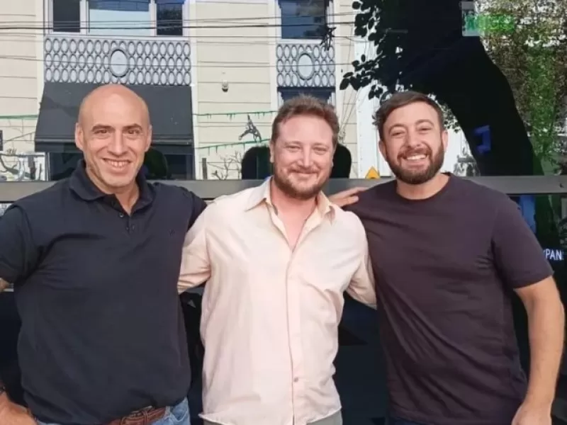 Influencer pol&iacute;tico y militante libertario enfrenta denuncias por mensajes inapropiados y episodios en actos