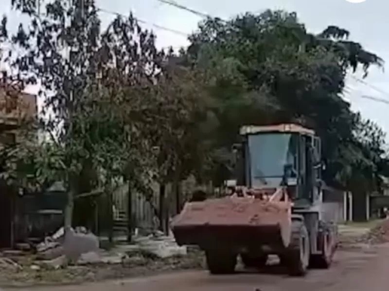 El abandono municipal obliga a habitantes de Merlo a organizarse para arreglar ellos mismos las calles