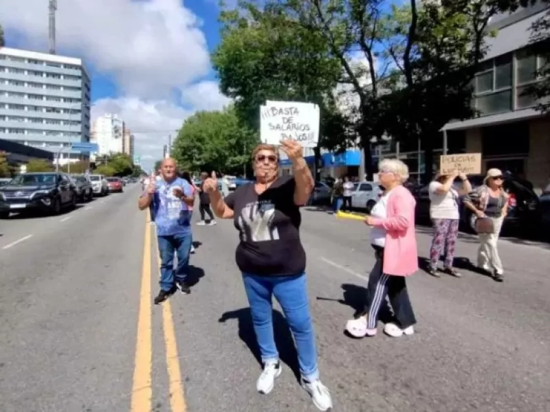 Protesta por condiciones laborales policiales en Mar del Plata incluy&oacute; acusaciones contra Fontana por presunta agresi&oacute;n a un manifestante