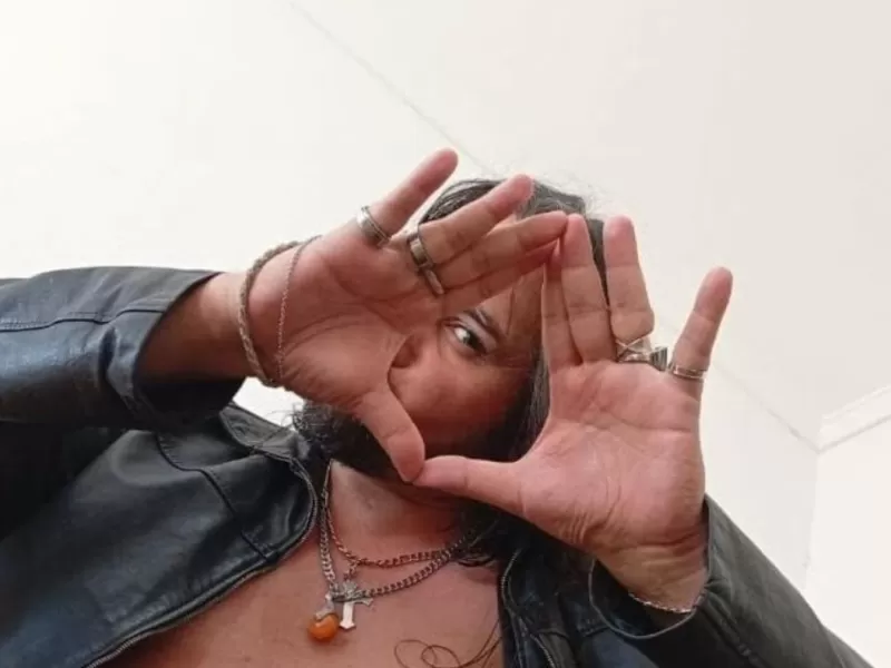 Con un canto a la Scaloneta, El B&uacute;falo explora la pasi&oacute;n argentina desde la m&uacute;sica