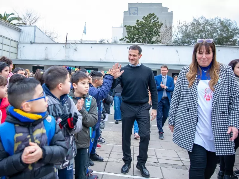 La decisi&oacute;n adoptada en Lan&uacute;s de distribuir kits escolares con la marca del municipio abre un fuerte debate pol&iacute;tico y social