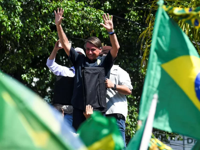 El nacionalista Bolsonaro fue hospitalizado por dolores abdominales durante rally político
