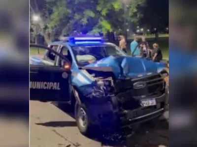 Un choque en La Plata entre un m&oacute;vil de Seguridad y un cami&oacute;n de servicios dej&oacute; a una agente fuera de peligro