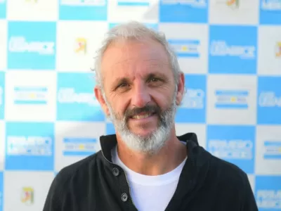 Una imagen en Mercedes muestra a Inzaurgarat conduciendo mientras beb&iacute;a y desata cuestionamientos